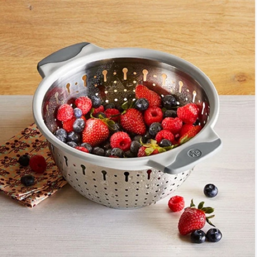 NEW Pampered Chef 2.5-QT. (2.4-L) STAINLESS STEEL COLANDER
